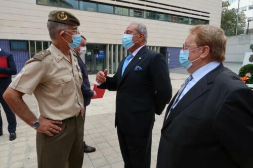 La delegada del Gobierno y el jefe superior de Policía han presidido la ceremonia de entrega al Cuerpo Nacional de Policía de cinco Guiones, cortesía de la FNHGC, para su uso en actos oficiales y protocolarios (7 de septiembre de 2021)