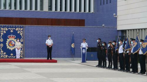 La delegada del Gobierno y el jefe superior de Policía han presidido la ceremonia de entrega al Cuerpo Nacional de Policía de cinco Guiones, cortesía de la FNHGC, para su uso en actos oficiales y protocolarios (7 de septiembre de 2021)