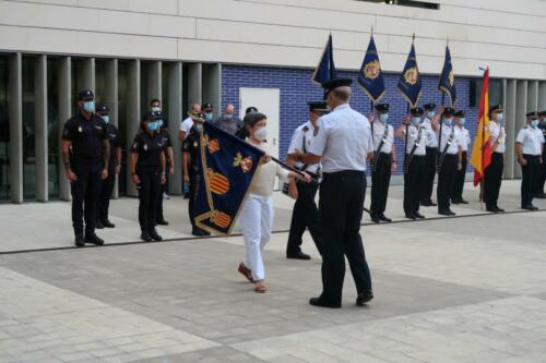 La delegada del Gobierno y el jefe superior de Policía han presidido la ceremonia de entrega al Cuerpo Nacional de Policía de cinco Guiones, cortesía de la FNHGC, para su uso en actos oficiales y protocolarios (7 de septiembre de 2021)