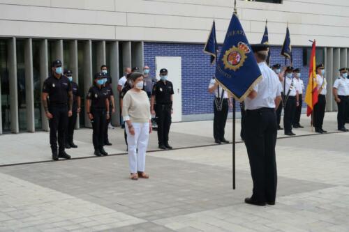 La delegada del Gobierno y el jefe superior de Policía han presidido la ceremonia de entrega al Cuerpo Nacional de Policía de cinco Guiones, cortesía de la FNHGC, para su uso en actos oficiales y protocolarios (7 de septiembre de 2021)