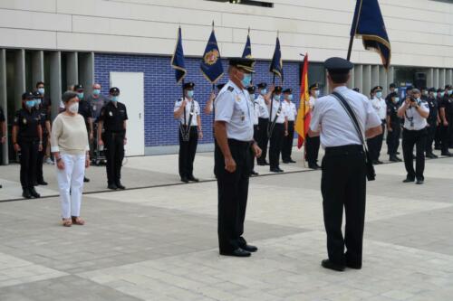 La delegada del Gobierno y el jefe superior de Policía han presidido la ceremonia de entrega al Cuerpo Nacional de Policía de cinco Guiones, cortesía de la FNHGC, para su uso en actos oficiales y protocolarios (7 de septiembre de 2021)