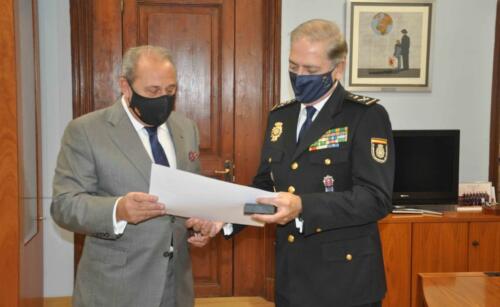 El jefe superior de Policía de Cataluña, José Antonio Togores, Insignia de Oro de la FNHGC (11 de febrero de 2021)